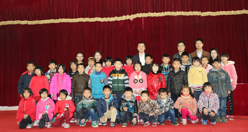 人人安康公益助學攜手李銳、應采兒赴湘西龍山茅坪小學，與孩子一起歡度「六一」.jpg